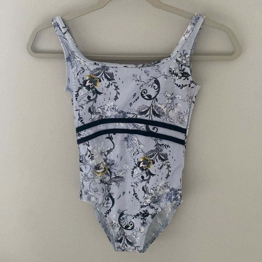 Ainsliewear Leo. Size petite